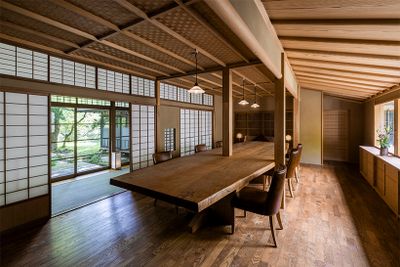 料亭は、当時の最高峰の建築家、島田藤吉が大正3年に開業した、名門温泉旅館「俵石閣」の建築を継承している。完全個室で食事を楽しめる。写真は大人数で使用できる一室。