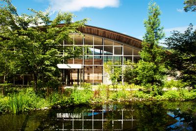 同施設内にレストラン「WOODSIDE dining」もあり、薪で調理した料理を楽しめる。ヴィラの宿泊者は、こちらでの食事に変更も可能。