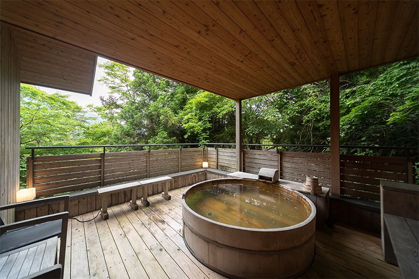 夜には星を望める10号棟の露天風呂は、ヴィラの2階にある。ミズキやコブシの木が目の前まで生い茂る。