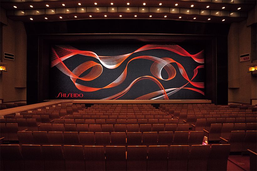 「新橋演舞場」100周年を節目に新しくなった緞帳は、尾上菊之丞さん振り付けによる、歌舞伎俳優の中村隼人さんの「舞」の軌跡をモーションキャプチャーで記録したデザイン。