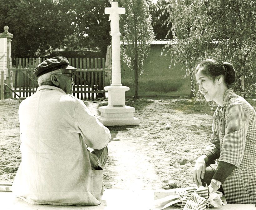 フジタと君代夫人。礼拝堂入り口の石段にて。写真提供／東京藝術大学