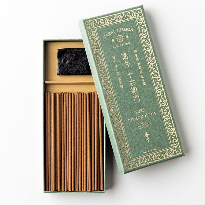 香り好きの凰稀さんも注目。450年の歴史を重ねてきた「香十」の新作「高井十右衛門」2025 3300円。