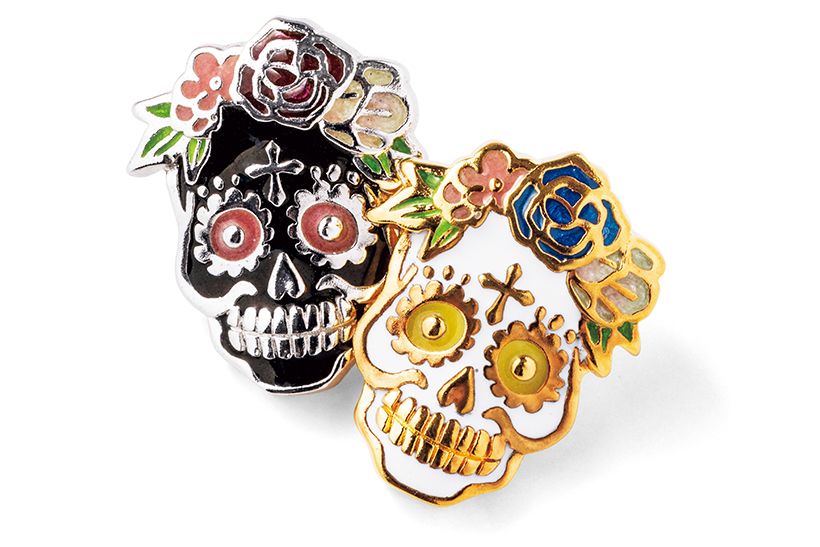 創業145周年の「安藤七宝店」で田辺さんが購入したブローチ。ともに3万800円