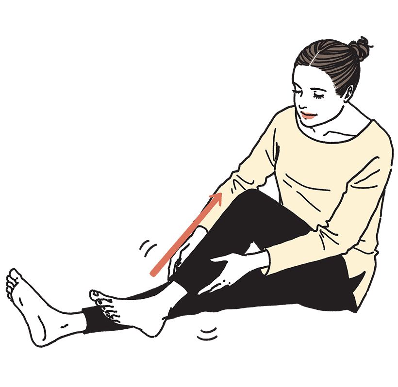 両手の親指で、すねの骨の両脇を押す。足首付近からひざに向かって、まんべんなく押していく。反対側も同様に行う。