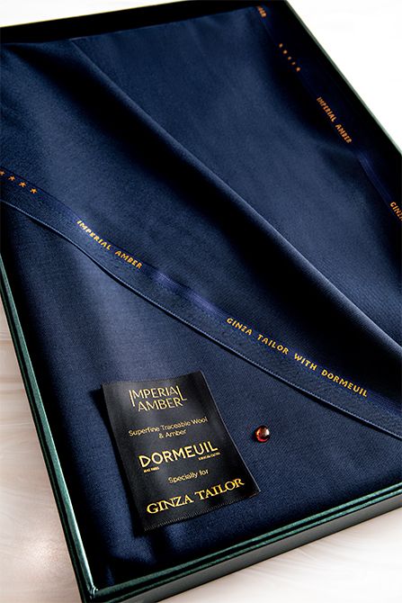 製造工程で琥珀を用いた90周年オリジナル生地「インペリアル　アンバー」55万円（仕立て上がり価格）。