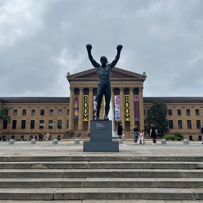 映画「ロッキー」で、主人公が駆け上がったフィラデルフィア美術館の階段「ロッキーステップ」は、多くの人々が訪れる象徴的な場所。