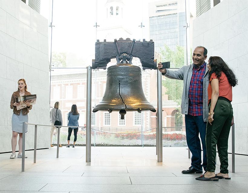 実物の鐘。「リバティ・ベル・センター」に展示されており、誰でも無料で鐘と一緒に写真を撮ることができる。
