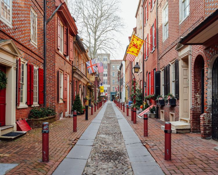 小さな路地は全長わずか約40メートル。家々には、当時の職人が手作業で積んだレンガの風合いが今も残る。