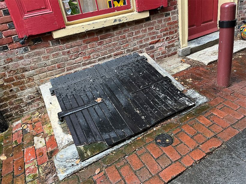 石造りの地下室への扉。