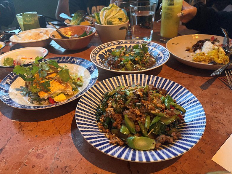 Kalayaの料理は、どれもかなりスパイシー。スタッフには、ごはんと一緒に食べることで、辛さを緩和することを勧められた。