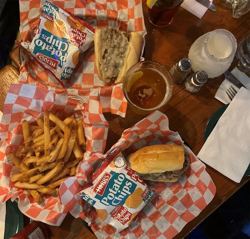 ボリューミーなチーズステーキは、「シェアしたい」と伝えれば、写真のように半分にして提供してくれることも。