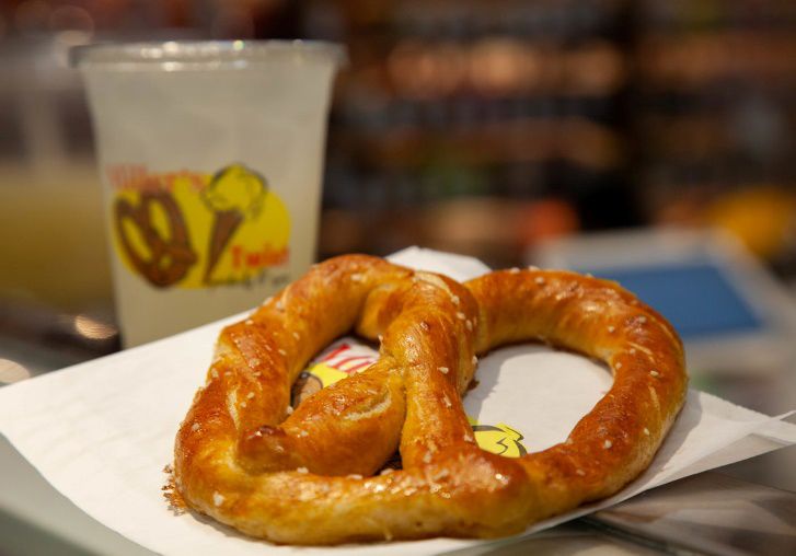 MILLER'S TWISTのプレッツェル。ふっくらおおきなプレッツェルは、バターの風味の中にキリッと塩味が効いていて、地元民も太鼓判を押す伝統の味。