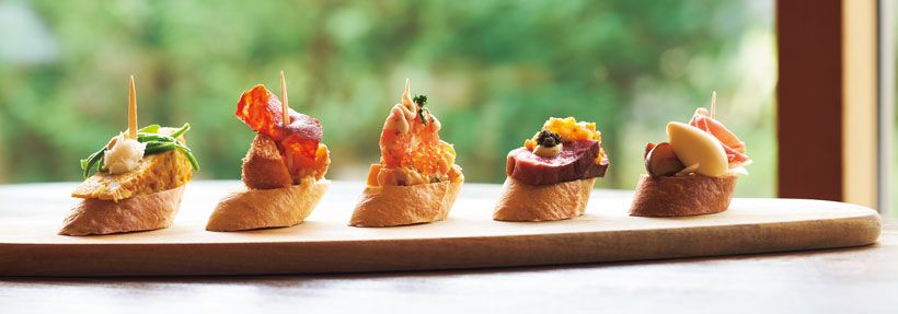 右から「ラム酒風味の栗 セロリ　バニラアイス 生ハム」「倭鴨（やまとがも）のロースト 吉野柿と金ごまとにんじんのタルタル」「かぼちゃのエンサラディージャ 海老 ますのキャビア」「吉野柿のフライ チョリソー 奈良漬けのレリッシュ」「味間いもと塩たら 地卵のトルティージャ ピーマンのプランチャ アイオリソース」