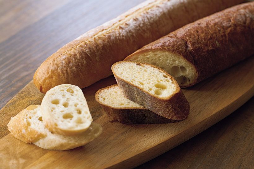 柔らかめのバゲット、ブリオッシュ生地のパンをスライスし、オリーブオイルを軽くかけ、オーブントースターで温めておく