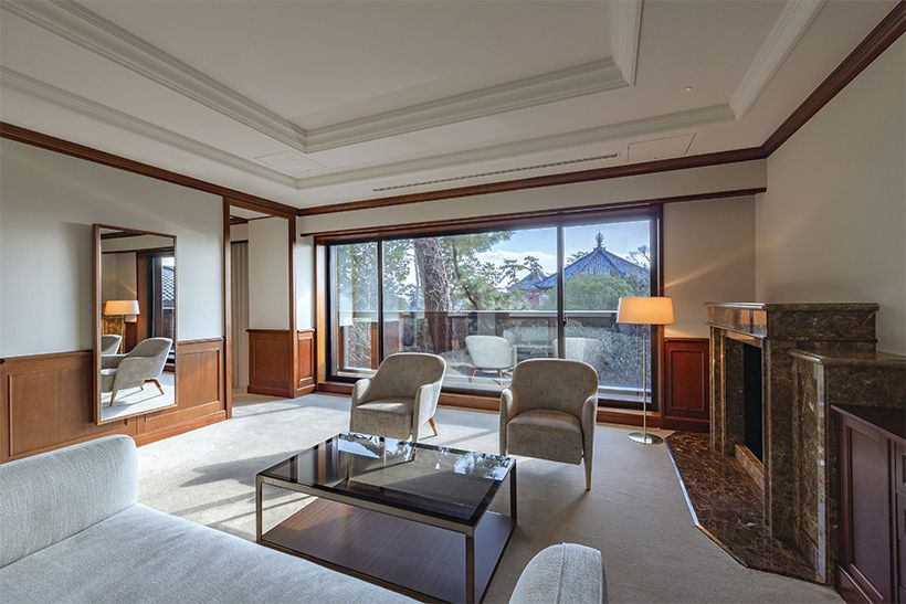 登大路ホテルのスイートルーム。窓の外に世界遺産の興福寺と、自然豊かな奈良公園を望む。