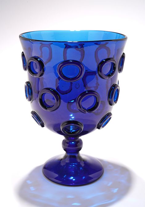 奈良国立博物館の監修により、奈良ガラス工房の手により再現された「瑠璃坏」。このグラスでワインペアリングを楽しみ、記念品として持ち帰ることができる。