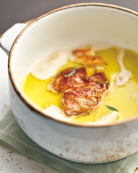 コースのはじまりは、季節を強く感じさせる食材から。ある日のスープは、「じゃがいも 白いんげん豆 帆立貝」。