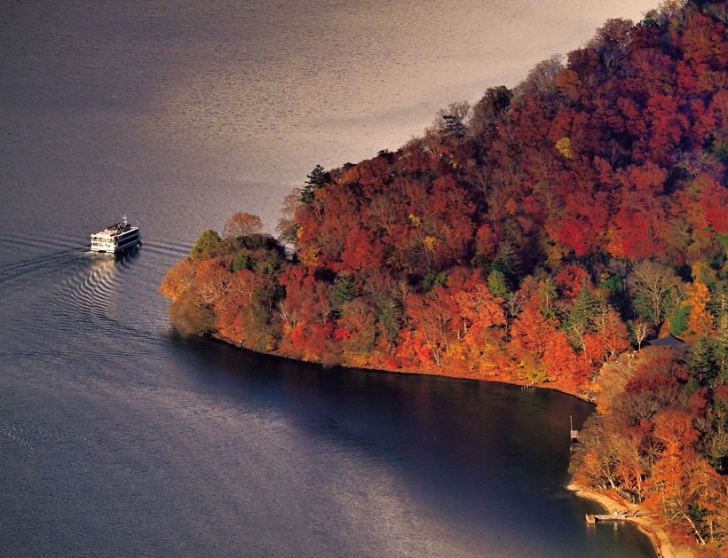 中禅寺湖に突き出した八丁出島を巡る遊覧船。湖上で赤や橙、緑のグラデーションが奏でる絶景に包まれてみたい。船の発着場まではホテルから徒歩約2分。