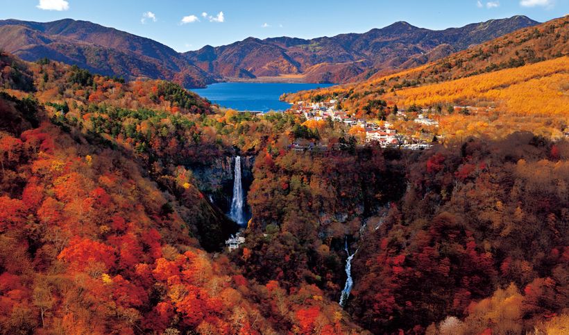 中禅寺湖からの水が高さ97メートルの岸壁を落下する華厳滝。滝の上方、森を背景に湖畔に立つ「ザ・リッツ・カールトン日光」から華厳滝までは、徒歩約5分。