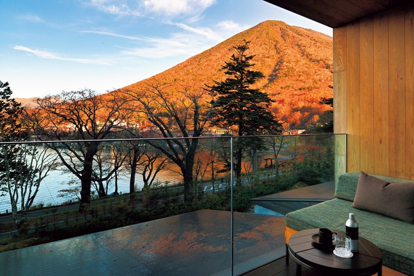 「中禅寺湖ビュー」の客室に備わるプライベートバルコニー。ソファでくつろぎながら、中禅寺湖と黄葉の男体山の絶景パノラマを眺めることができる。