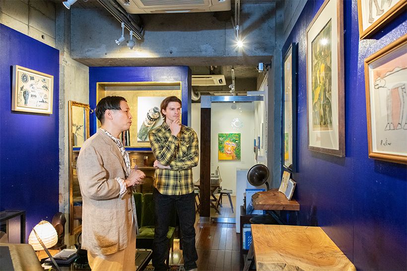 「月光荘画材店」の地下に設えられた「GEKKOSO GALLERY」にて。ご案内くださったのは3代目店主の日比康造さん。