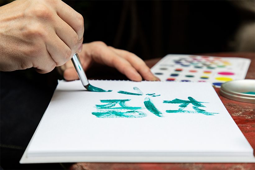 スケッチブックに向かう“村雨画伯”。