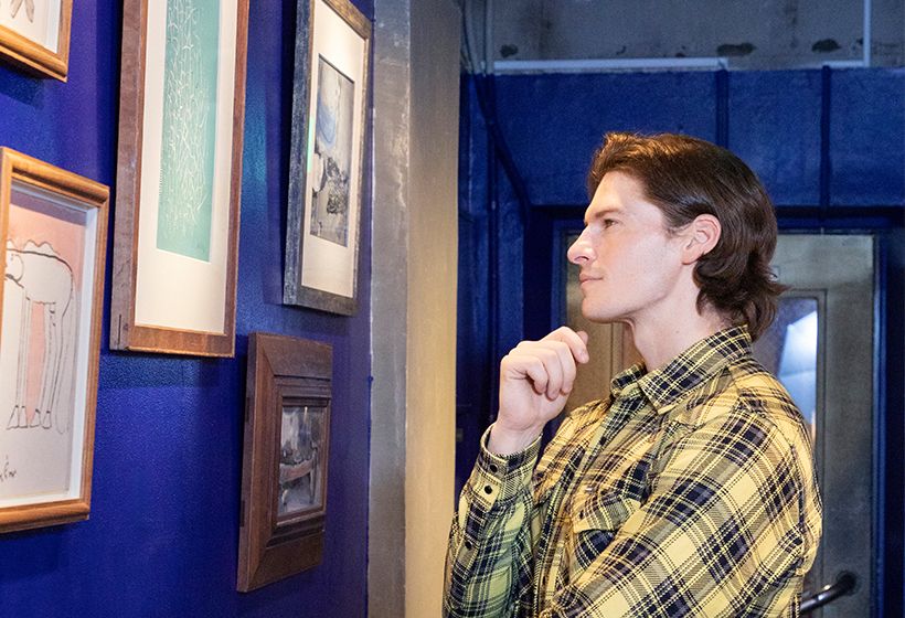 「GEKKOSO GALLERY」にて猪熊弦一郎の作品に心惹かれる村雨さん。