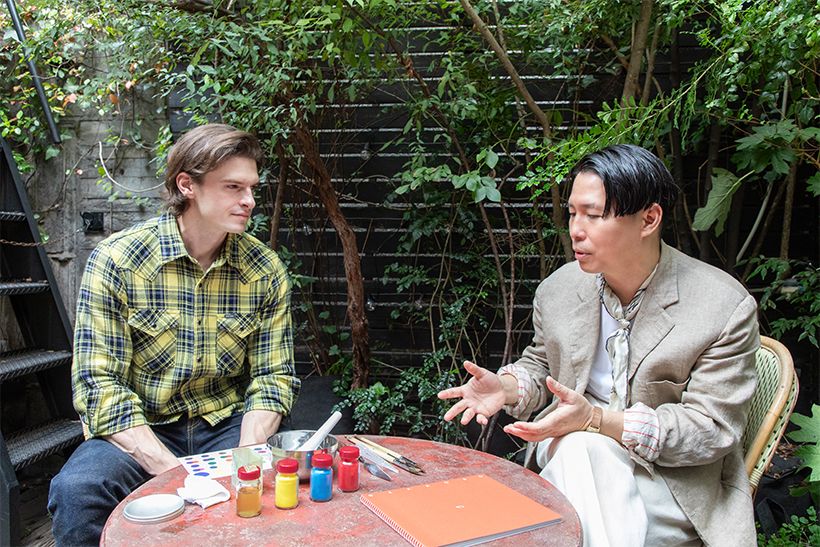 日比さんのレクチャーで、「月のはなれ」でいざ絵の具づくりを体験。