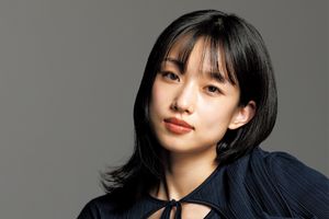 舞台『私を探さないで』に出演する河合優実さん。観る者に想像の余地を残す演技の秘訣とは【今月の人】