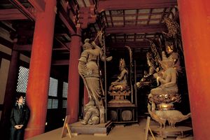 板垣李光人さんと京都・東寺の講堂へ。空海が試みた、独自の表現方法を学びます