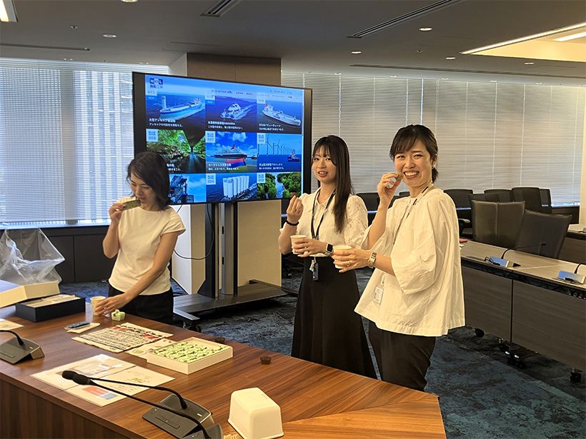 秘書仲間でランクインした商品を試食しながら歓談。「さらに絆が深まった」と窪田さん（写真右）