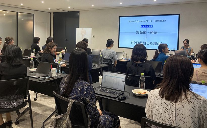 フリーアナウンサー藤井みりか氏を講師に招き開催した話し方講座の模様。