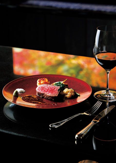 11月の夕食メニューより「但馬牛炭火焼きトリュフソース」。西洋の感性が組み込まれた「山家南蛮料理」は、鮮魚のお造りなどの和食も楽しめる。