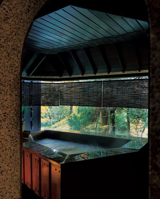 赤銅色の湯に身を沈めると紅葉が見られる、客室の半露天風呂。有馬独特の鉄分と塩分を含む金泉とサーマルルーム（低温サウナ）を全室に設置。