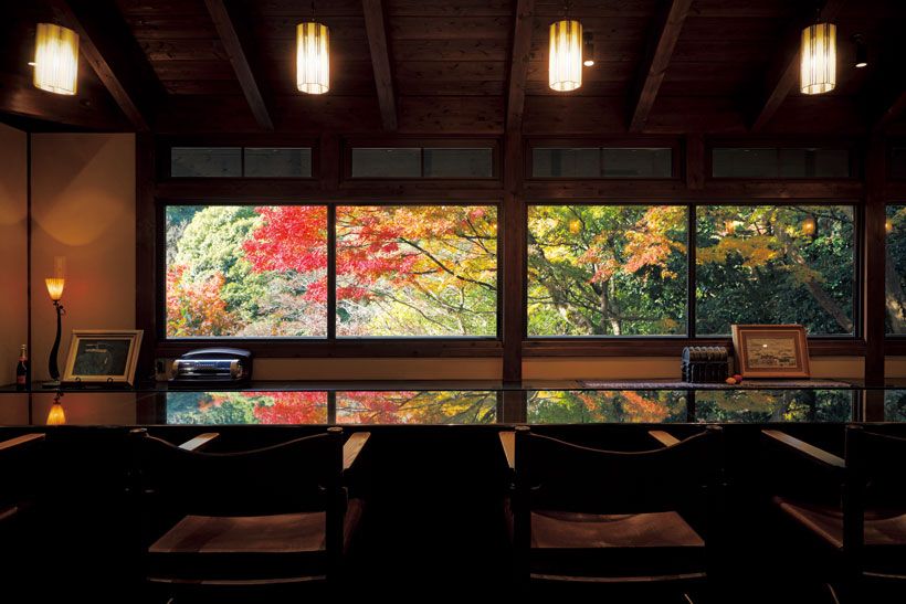 レストランのカウンター席も絶景スポット。紅葉は個室でも楽しめる。夜はライトアップされ幻想的な世界に。