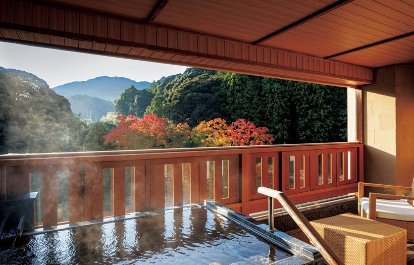 渓流側にある人気の「芙蓉ジュニアスイート」。テラスに設えられた露天風呂からは、美しい山々や紅葉のパノラマが目前に広がる。
