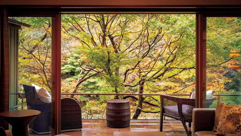 音信川の清流が近くに感じられる部屋としてリピーターも多い「テラススイート」。紅葉の見頃は11月中旬。