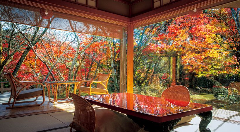 開放感たっぷりの「石楠花」の主室。