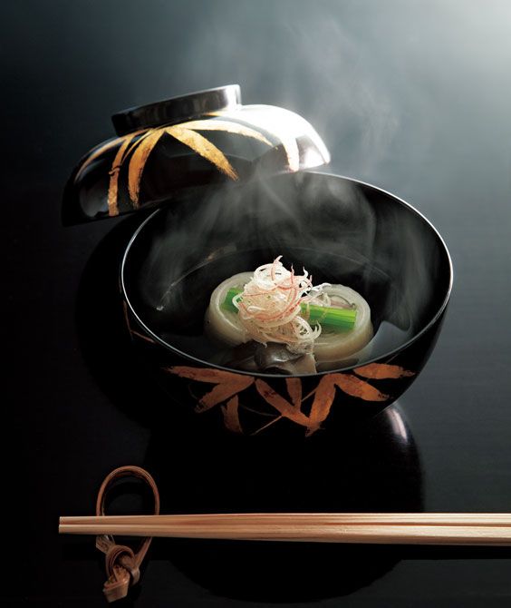 竹笹が描かれた輪島・奥田志郎の椀には「赤むつ鳴門巻平茸 茗荷 三つ葉」。