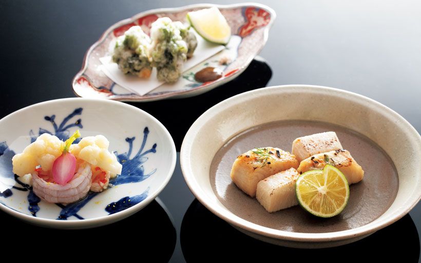霜月の献立より。右から時計回りに「秋サワラ たけのこ芋 昆布バター」、「車海老の柚子和え」（ともに器は岩永 浩）、「アワビの磯辺フリット」（健太郎窯）。