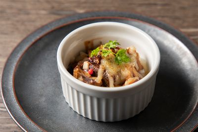 「御肉おせち」に入ったビーフシチューにマッシュポテトや栗、チーズを加えた「アッシ・パルマンティエ」。