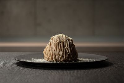 「HISAYA KYOTO」でいただける「丹波栗の京都モンブラン」。上品な栗の甘さを十分に引き立てた、しっとりしたモンブランクリームは何口食べても飽きないおいしさ。フォークで割ると、中からは濃厚な抹茶のアイスが。