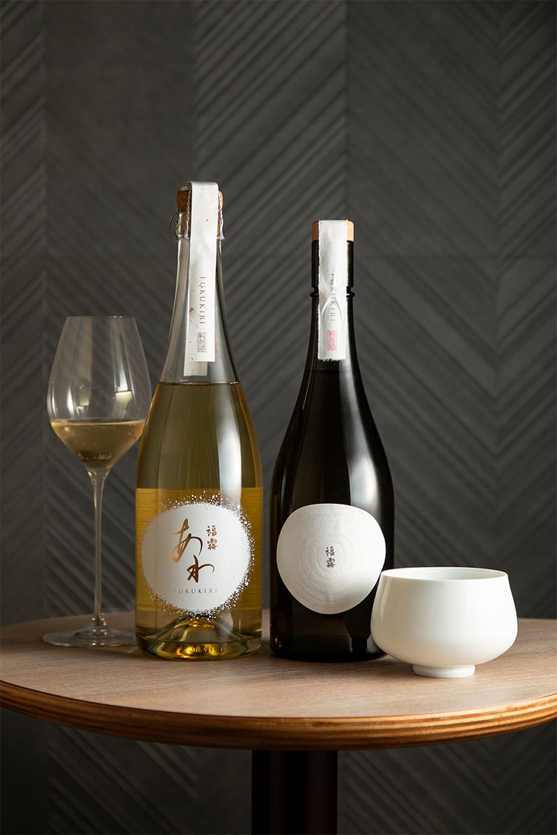 左・ウェルカムドリンクとして飲んでいただいたスパークリングの「プレミアム日本酒 福霧あわ」。右・純米酒「福霧」は「ひとりぶんおせち」の試食と一緒にお楽しみいただいた。