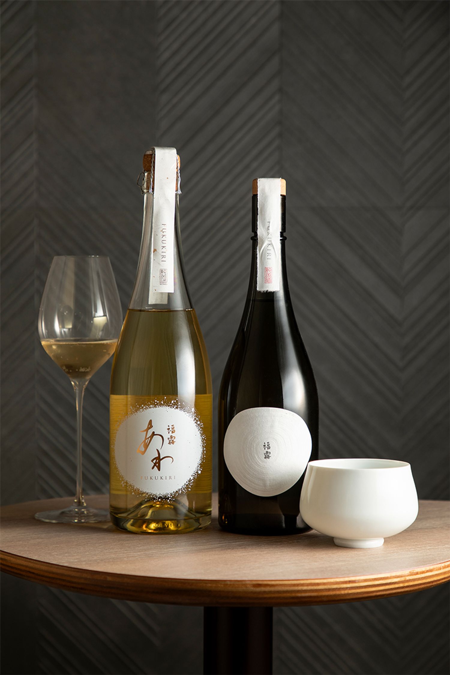 左・ウェルカムドリンクとして飲んでいただいたスパークリングの「プレミアム日本酒 福霧あわ」。右・純米酒「福霧」は「ひとりぶんおせち」の試食と一緒にお楽しみいただいた。