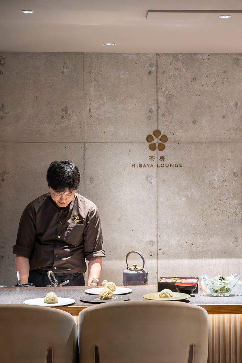 店内カウンター。温もりある色調で統一された優雅な空間。