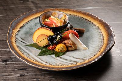 「三段おせち」の壱の重に詰められた伝統的なおせち料理も、少しずつ盛り付けるとこれだけで前菜としていただけます。