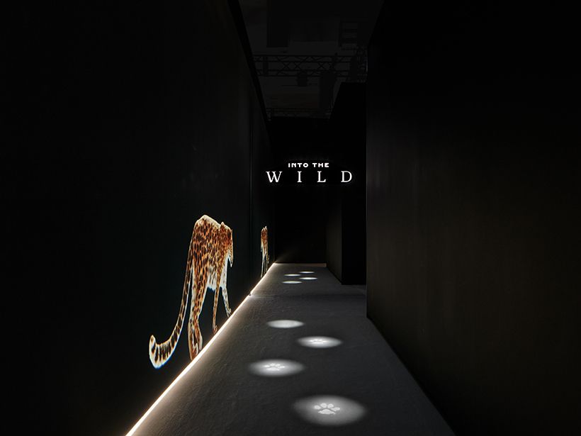 エントランスを入ると、パンテールが会場へ案内してくれる。Tomoyuki Kusunose © Cartier