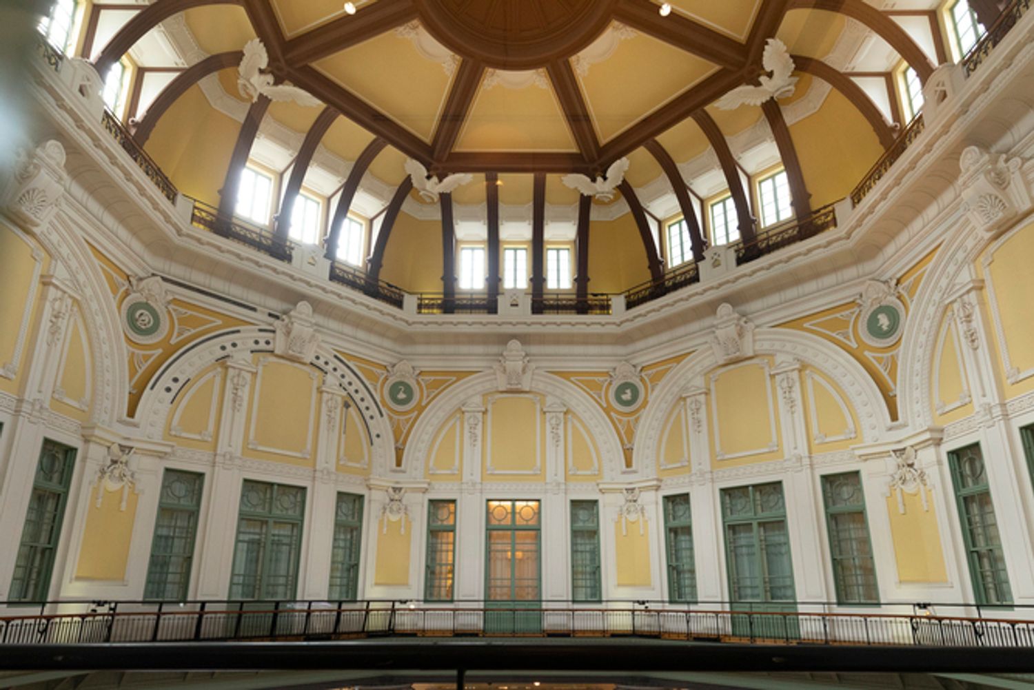 南ドームに面した「アーカイブバルコニー」からは、創建当時の貴重なドームレリーフが眺められる。