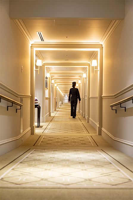 東京駅のプラットフォームに沿って客室が並んでいるので、全長300ｍ以上と横に長い造り。そのため、トンネルのような廊下が延々と続く。