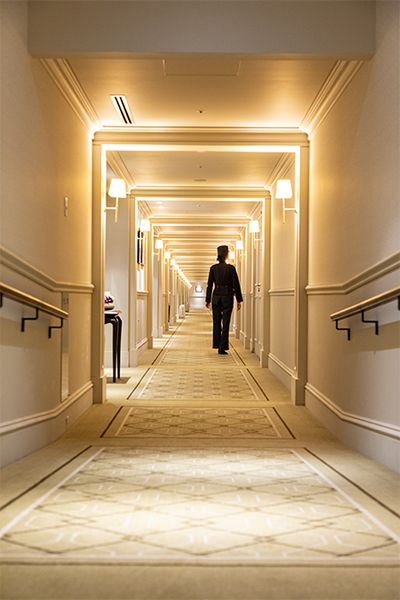 JR東京駅のプラットフォームに沿って客室が並んでいるので、全長300ｍ以上と横に長い造り。そのため、トンネルのような廊下が延々と続く。